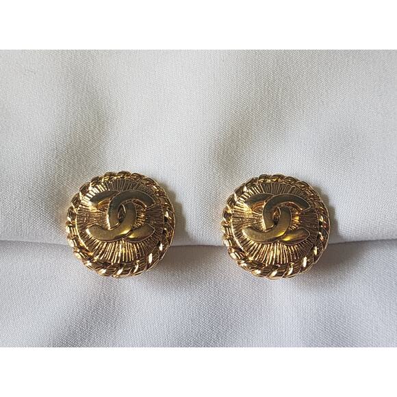 US BASED Authentic Vintage CHANEL Clip On Gold Tone Double CC Earrings - Picture 4 of 9